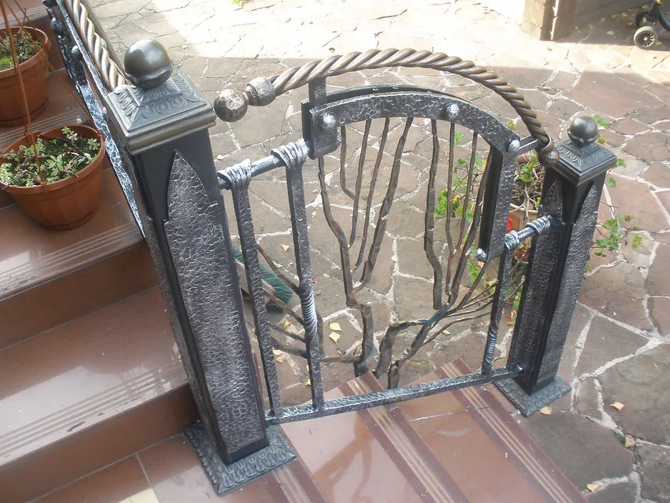 Декоративные ворота из металла на лестнице