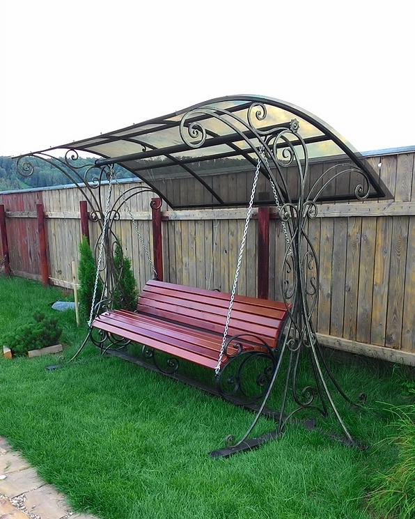 Садовые качели с навесом на траве