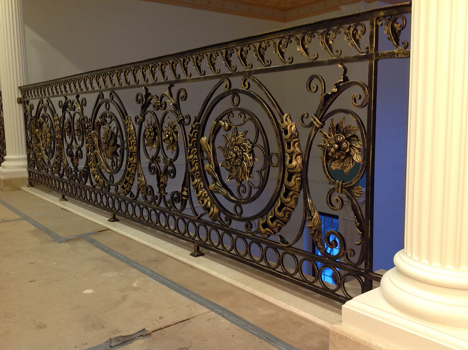 Кованое металлическое ограждение с цветочными узорами