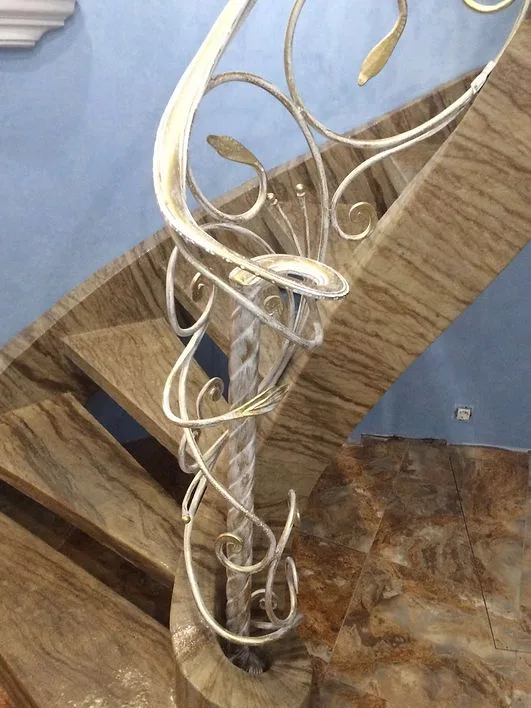 Декоративная перила из металла на лестнице.