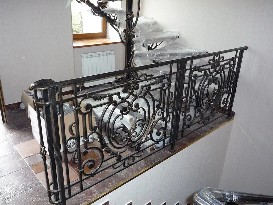 Кованые перила на лестнице в интерьере дома.