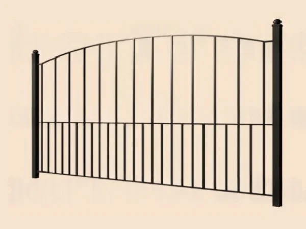 Черная кованая металлическая калитка с дугообразным верхом.