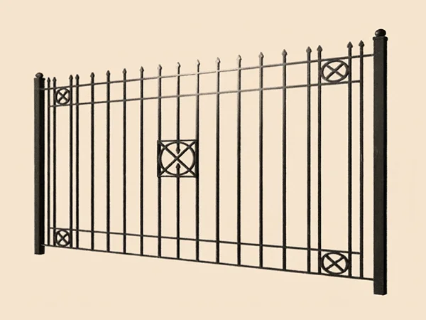 Декоративная железная ограда с узорами.