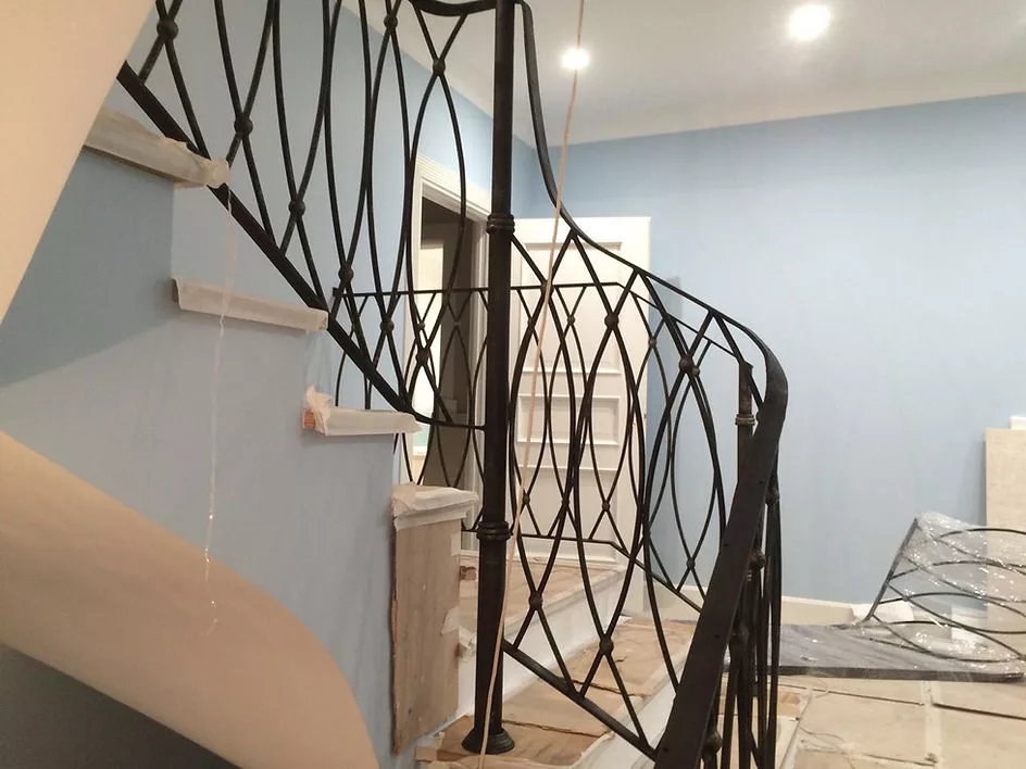 Современные перила с узором в интерьере дома.