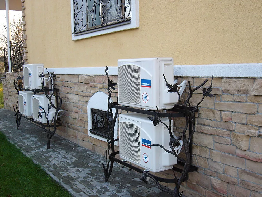 Кондиционеры на стене частного дома